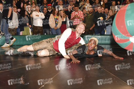 Cathy Hummels Wiesn-Bummel auf dem Oktoberfest 2019 im München