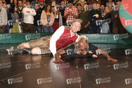 Cathy Hummels Wiesn-Bummel auf dem Oktoberfest 2019 im München
