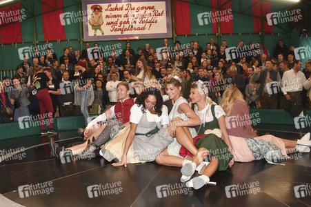 Cathy Hummels Wiesn-Bummel auf dem Oktoberfest 2019 im München