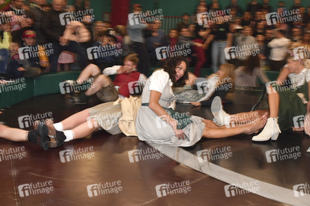 Cathy Hummels Wiesn-Bummel auf dem Oktoberfest 2019 im München