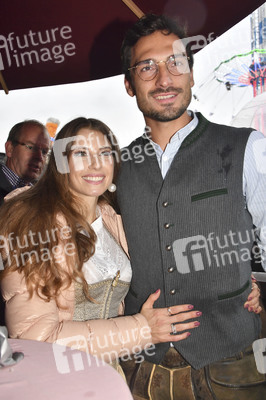 Cathy Hummels Wiesn-Bummel auf dem Oktoberfest 2019 im München