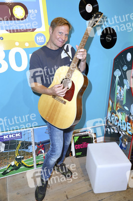 Fabian Harloff im 80er Café in Hamburg