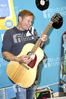 Fabian Harloff im 80er Café in Hamburg