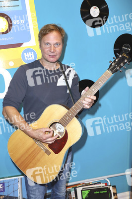 Fabian Harloff im 80er Café in Hamburg