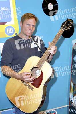 Fabian Harloff im 80er Café in Hamburg