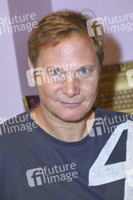 Fabian Harloff im 80er Café in Hamburg