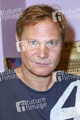 Fabian Harloff im 80er Café in Hamburg