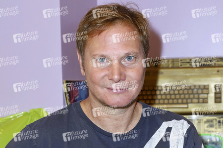 Fabian Harloff im 80er Café in Hamburg