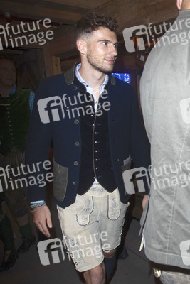 In Käfers Wiesn Schänke auf dem Oktoberfest 2019 in München