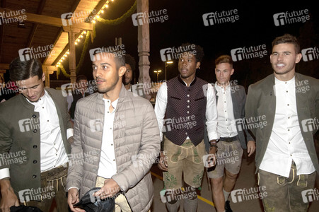 In Käfers Wiesn Schänke auf dem Oktoberfest 2019 in München