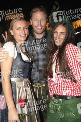 In Käfers Wiesn Schänke auf dem Oktoberfest 2019 in München