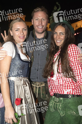 In Käfers Wiesn Schänke auf dem Oktoberfest 2019 in München