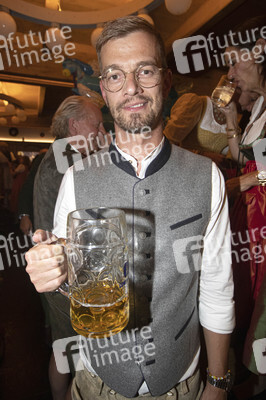In Käfers Wiesn Schänke auf dem Oktoberfest 2019 in München