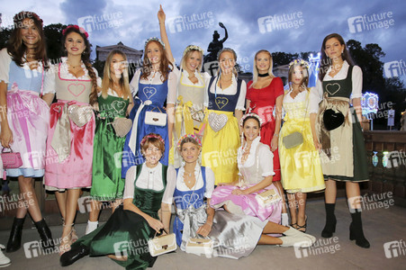 Haarwerk Blond Wiesn auf dem Oktoberfest 2019 in München