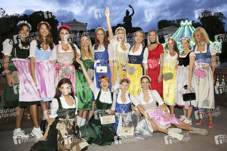 Haarwerk Blond Wiesn auf dem Oktoberfest 2019 in München