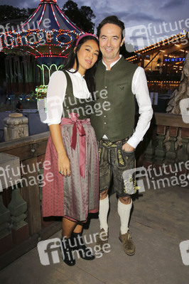 Haarwerk Blond Wiesn auf dem Oktoberfest 2019 in München