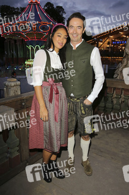 Haarwerk Blond Wiesn auf dem Oktoberfest 2019 in München
