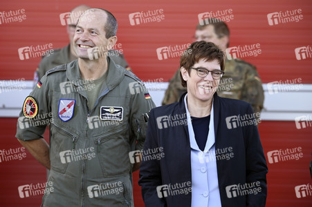 Bundesverteidigungsministerin Annegret Kramp-Karrenbauer in Nörvenich
