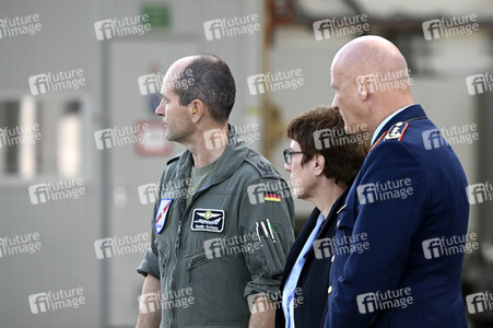 Bundesverteidigungsministerin Annegret Kramp-Karrenbauer in Nörvenich