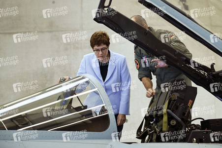 Bundesverteidigungsministerin Annegret Kramp-Karrenbauer in Nörvenich