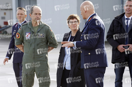 Bundesverteidigungsministerin Annegret Kramp-Karrenbauer in Nörvenich