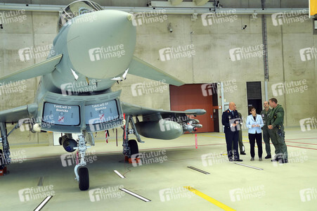 Bundesverteidigungsministerin Annegret Kramp-Karrenbauer in Nörvenich