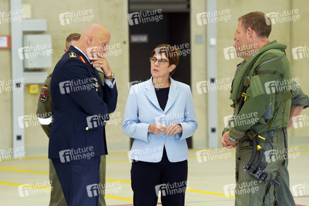Bundesverteidigungsministerin Annegret Kramp-Karrenbauer in Nörvenich