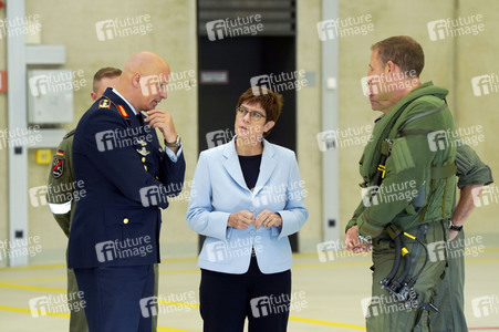 Bundesverteidigungsministerin Annegret Kramp-Karrenbauer in Nörvenich