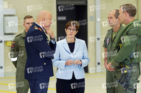 Bundesverteidigungsministerin Annegret Kramp-Karrenbauer in Nörvenich