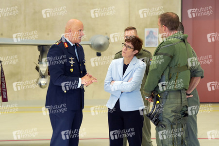 Bundesverteidigungsministerin Annegret Kramp-Karrenbauer in Nörvenich