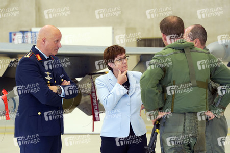 Bundesverteidigungsministerin Annegret Kramp-Karrenbauer in Nörvenich