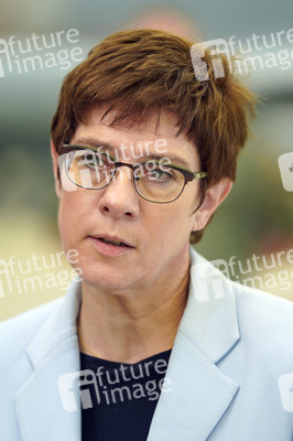 Bundesverteidigungsministerin Annegret Kramp-Karrenbauer in Nörvenich