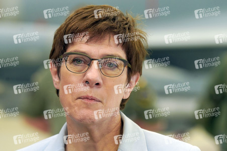 Bundesverteidigungsministerin Annegret Kramp-Karrenbauer in Nörvenich