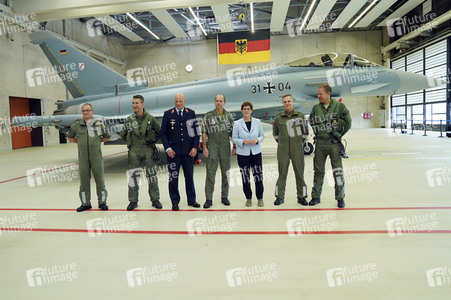 Bundesverteidigungsministerin Annegret Kramp-Karrenbauer in Nörvenich