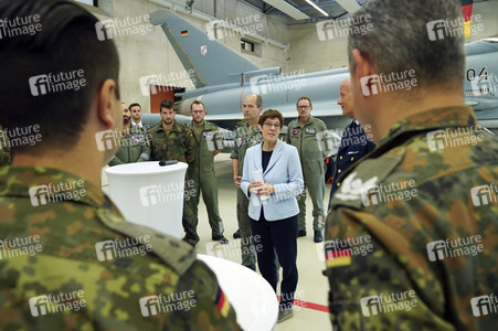 Bundesverteidigungsministerin Annegret Kramp-Karrenbauer in Nörvenich