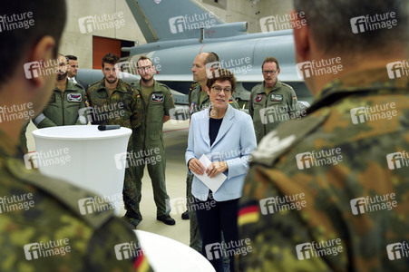 Bundesverteidigungsministerin Annegret Kramp-Karrenbauer in Nörvenich