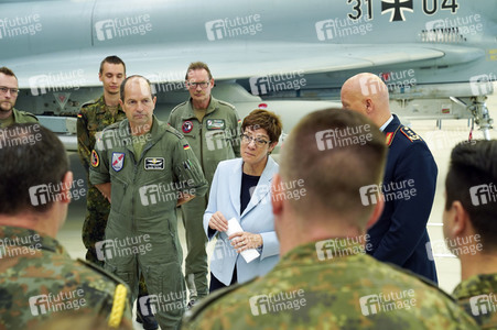 Bundesverteidigungsministerin Annegret Kramp-Karrenbauer in Nörvenich