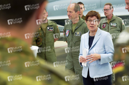 Bundesverteidigungsministerin Annegret Kramp-Karrenbauer in Nörvenich