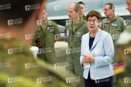 Bundesverteidigungsministerin Annegret Kramp-Karrenbauer in Nörvenich