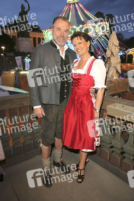 In Käfers Wiesn Schänke auf dem Oktoberfest 2019 in München