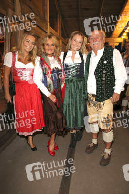 In Käfers Wiesn Schänke auf dem Oktoberfest 2019 in München