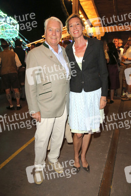 In Käfers Wiesn Schänke auf dem Oktoberfest 2019 in München