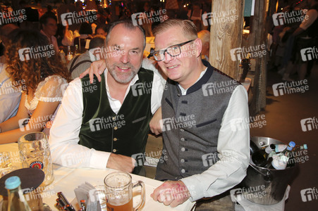 In Käfers Wiesn Schänke auf dem Oktoberfest 2019 in München