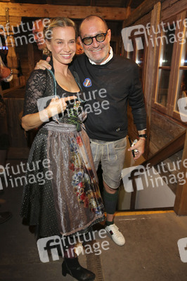 In Käfers Wiesn Schänke auf dem Oktoberfest 2019 in München