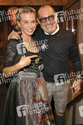 In Käfers Wiesn Schänke auf dem Oktoberfest 2019 in München