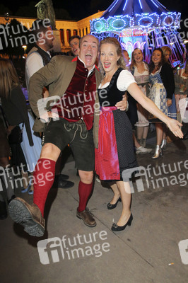 In Käfers Wiesn Schänke auf dem Oktoberfest 2019 in München
