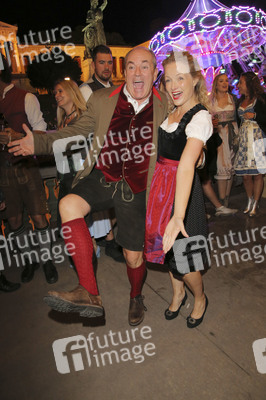 In Käfers Wiesn Schänke auf dem Oktoberfest 2019 in München
