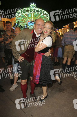 In Käfers Wiesn Schänke auf dem Oktoberfest 2019 in München