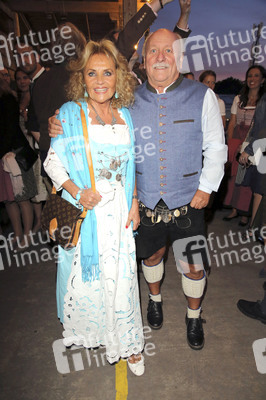 In Käfers Wiesn Schänke auf dem Oktoberfest 2019 in München