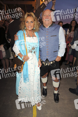 In Käfers Wiesn Schänke auf dem Oktoberfest 2019 in München